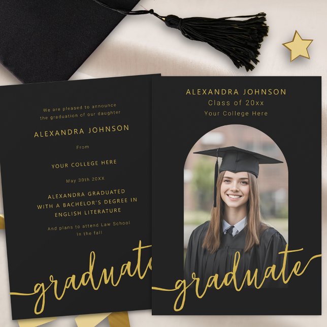 Anuncio Graduación de fotos del Arco de Guión Dorado Moder (Modern arch photo black and gold script graduation announcement card elegant stylish chic trendy)