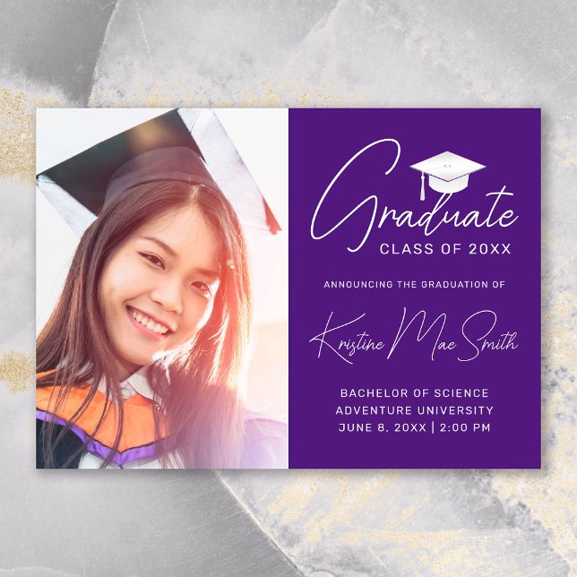 Anuncio Graduación de la Escuela de Fotografía Púrpura Mod (Modern Purple White Script Photo College Graduation Announcement)
