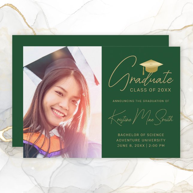 Anuncio Graduación de la Escuela de Fotos Moderna con Guió (Modern Green Gold Script Graduation Announcement
)