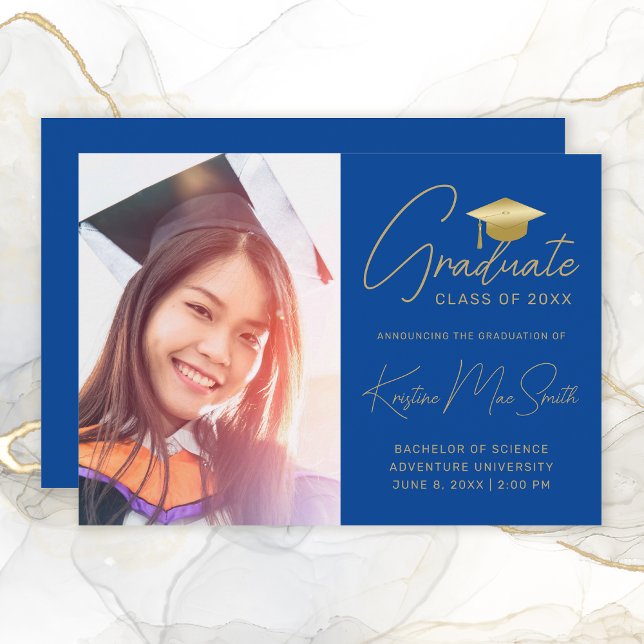 Anuncio Graduación de la Escuela de Literatura de Oro Azul (Modern Royal Blue Gold Script Photo Graduation Announcement)