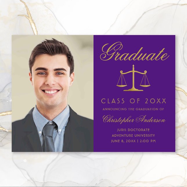 Anuncio Graduación de la foto del guión de oro púrpura del (Purple and Gold Scales of Justice Photo Graduation Announcement for Lawyers)