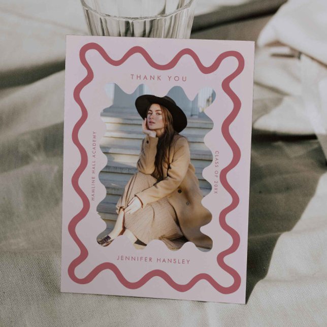 Anuncio Graduación de línea ondulada rosada de Rubor Squig (Subido por el creador)