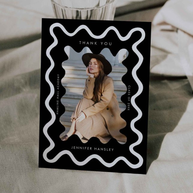 Anuncio Graduación de marco ondulada y ondulada en negro (Subido por el creador)