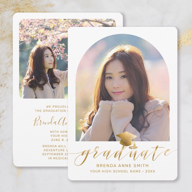 Anuncio Graduación de moda 2 Foto Guión de tapón de oro en (White with Gold Script Arch Frame Photo Graduation Announcement)