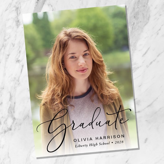 Anuncio Graduación de superposición de foto de guión elega (An elegant photo graduation announcement to celebrate the graduate's achievements)