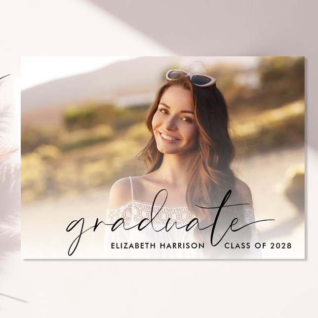 Anuncio Graduación de superposición de foto de guión moder (An elegant graduation announcement to celebrate your graduate's achievements)