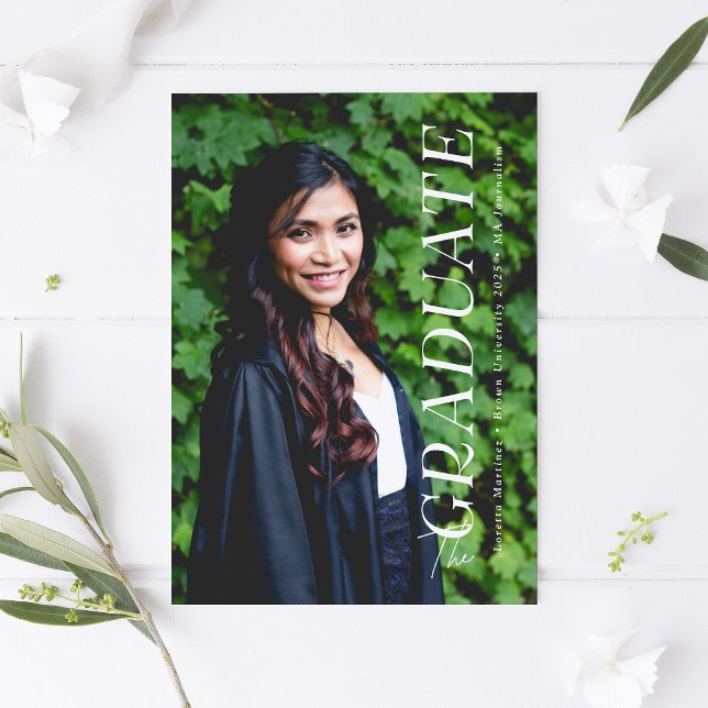 Anuncio Graduación de superposición de tipo simple elegant (elegant and simple text overlay graduation photo announcement)