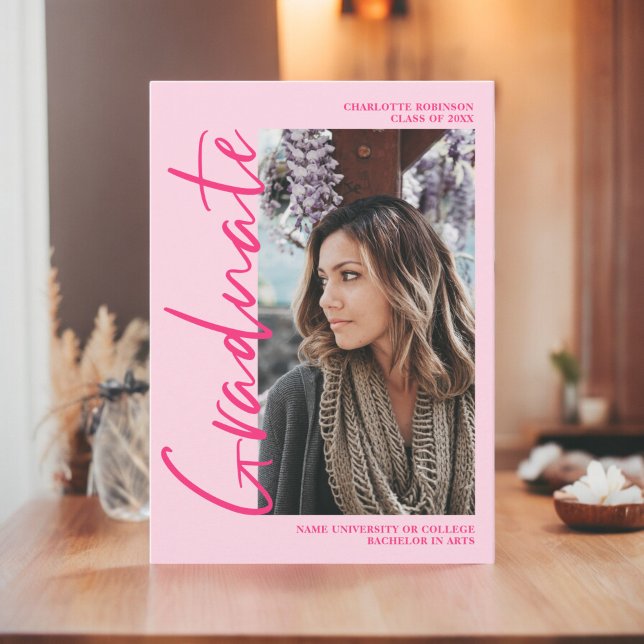 Anuncio Graduación del guión de la foto de neón rosa retro (Retro neon pink graduate photo script graduation announcement)