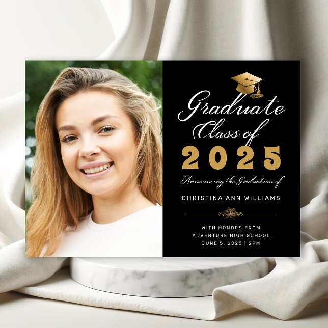 Anuncio Graduación Foto Black Gold Script Class de 2023 (Elegant Black Photo Graduation Announcement with Gold and White Typography)
