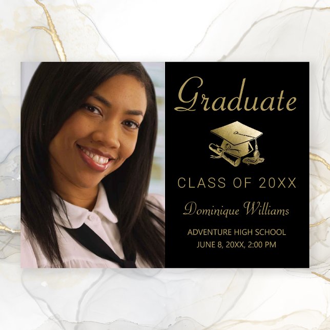 Anuncio Graduación Foto Grado de Oro Diploma Negro (Black with Gold Script and Cap Photo Graduation Announcement)