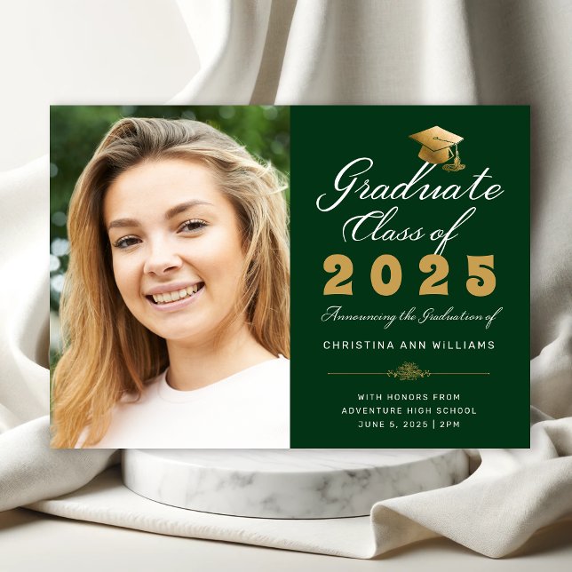Anuncio Graduación Foto Green Gold Script Class of 2025 (Green Photo Graduation Announcement with Gold and White Script)