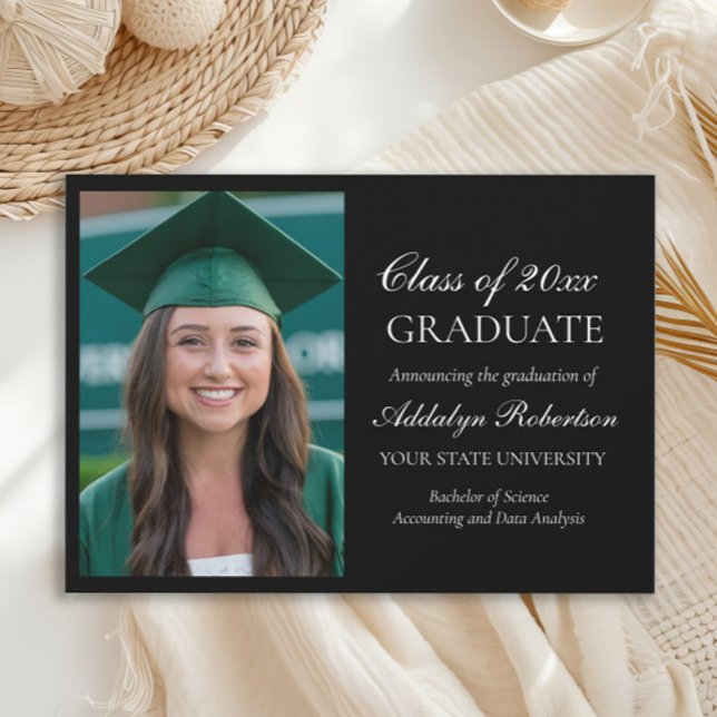 Anuncio Graduación fotográfica de la Universidad de Black  (Elegant script black graduation photo announcement)