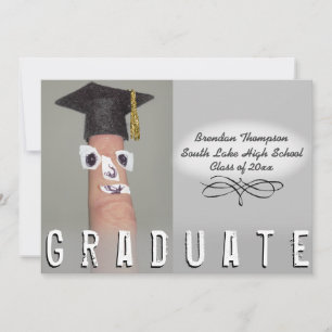 Anuncio Graduación Funny Finger Personalizado Grad Cap