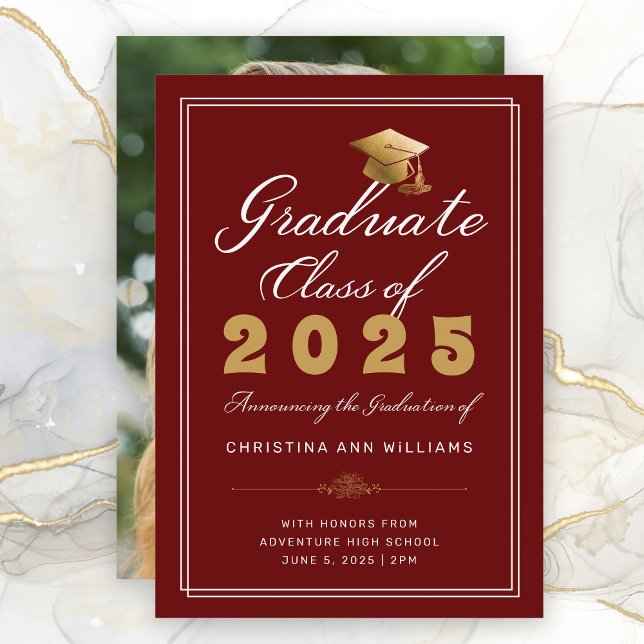 Anuncio Graduación Maroon Gold Script Photo Class de 2025 (Maroon Gold White Script Graduation Announcement with a Photo on the back)
