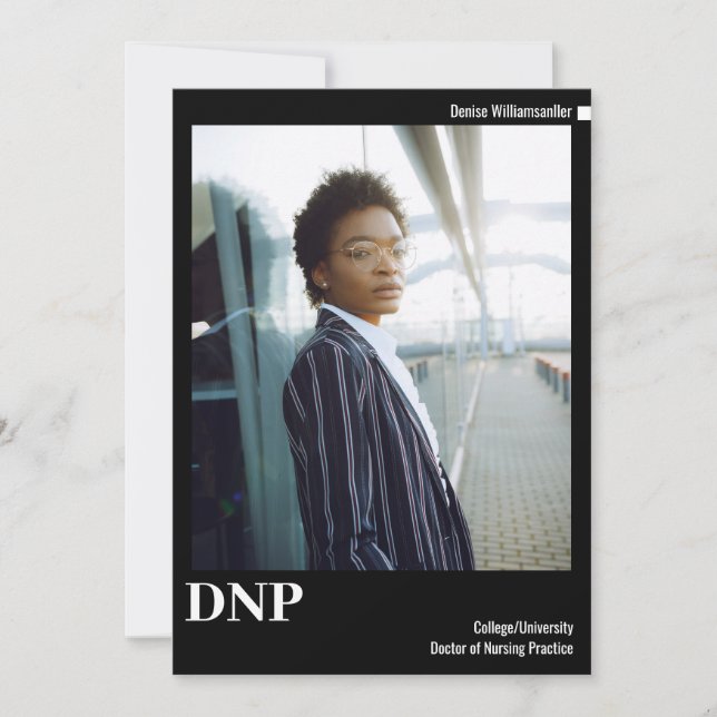 Anuncio Graduación mínima de DNP con foto blanca y negra (Anverso)