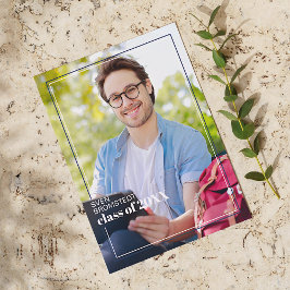 Anuncio Graduación Minimalista en blanco oscuro