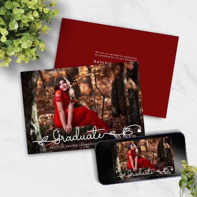 Anuncio Graduación moderna de escritura manuscrita de foto (Modern Handwritten Script Red Photo Graduation Announcement with Instant Download)