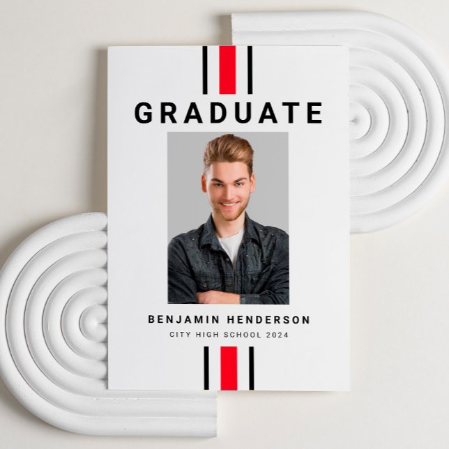Anuncio Graduación moderna de fotos rojas en negro (Modern Black Red Photo Graduation Announcement)