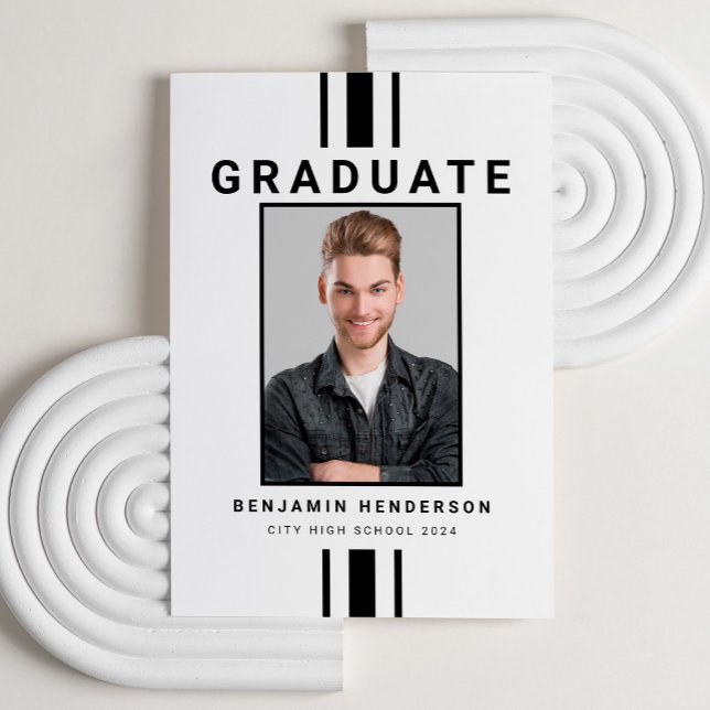 Anuncio Graduación Moderna De Niños Blancos Y Negros (Custom Photo Modern Black And White Boy Graduation Announcement Card.)