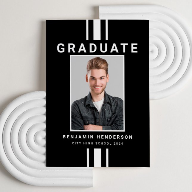 Anuncio Graduación Moderna De Niños Blancos Y Negros (Custom Photo Modern Black And White Boy Graduation Announcement Card.)