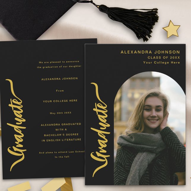 Anuncio Graduación moderna del arco fotográfico (Modern graduate photo arch gold script stylish black Graduation announcement card)