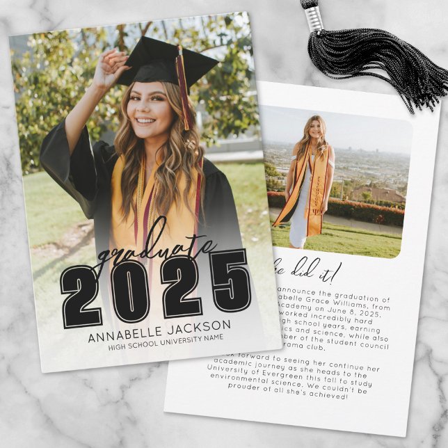 Anuncio Graduación simple de fotografía negra de grado 202 (Simple Class 2025 Graduate Black Photo Graduation Announcement)