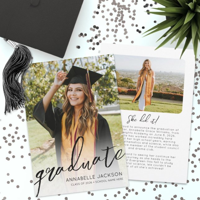 Anuncio Graduación simple de fotos de escritura a la moda (Trendy Script Graduate Simple Photo Graduation Announcement)