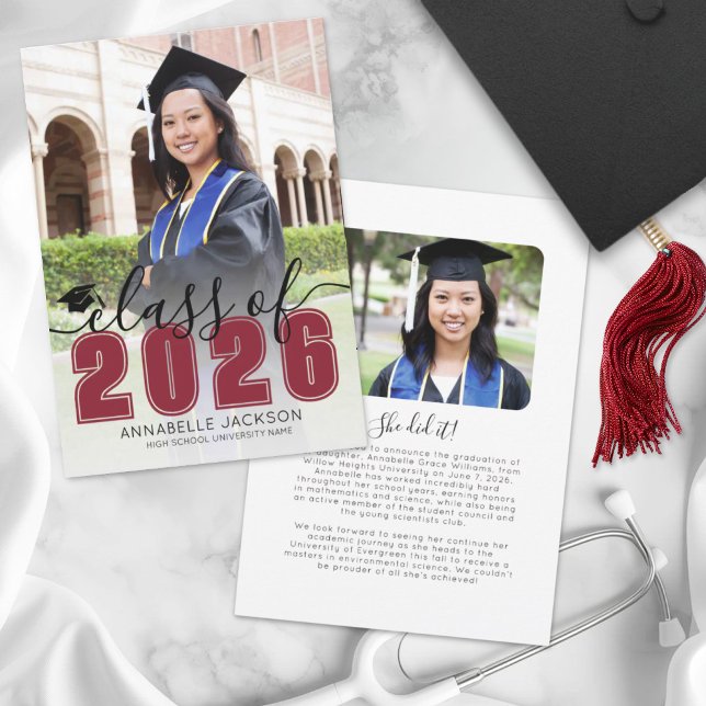 Anuncio Graduación simple de fotos de escritura roja (Simple Red Script Graduate Photo Graduation Announcement)