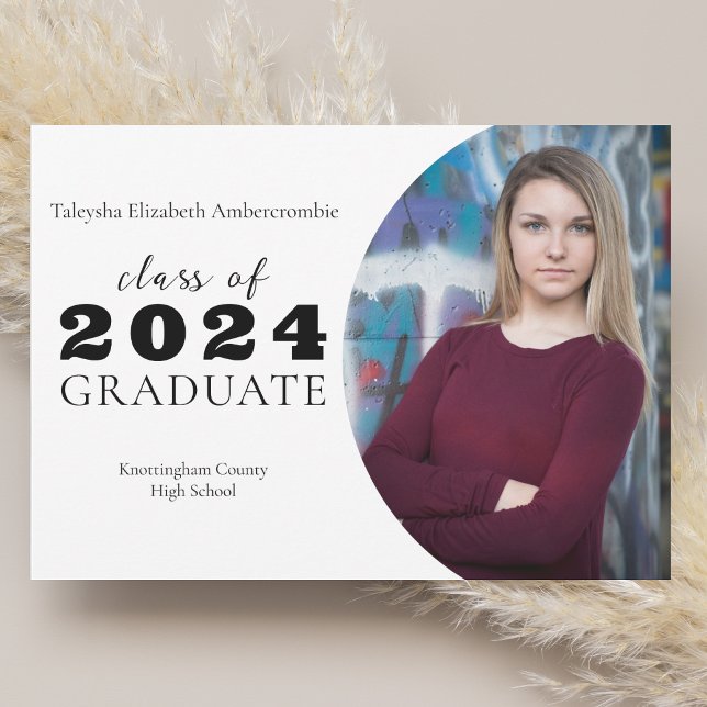 Anuncio Graduación simple en blanco negro clásico de secun (High School Classic Black White Simple Graduation Announcement)