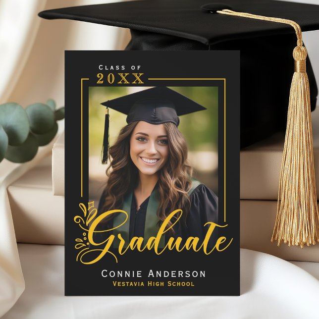 Anuncio Graduado Black Gold Script Foto Graduación  (Graduate Trendy Script Photo Graduation Announcement)
