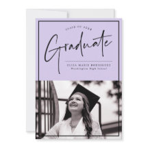 Graduado de guión en graduación de fondo morado