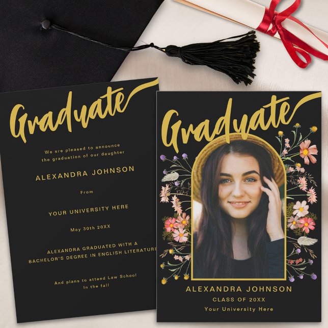 Anuncio Graduado Foto Floral Arco negro y Dorado Script (Boho floral graduate photo arch gold script black graduation announcement card watercolor wildflower)