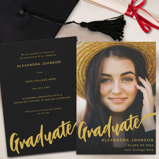 Anuncio Graduado Moderno Foto Script Gold Negro (Minimalist graduate photo elegant gold script black graduation announcement card)
