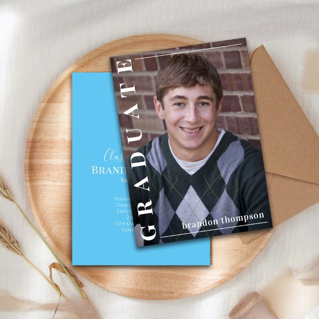 Anuncio Graduado: Sencillo Premio Minimalista de Fotografí (Graduation announcement with photo and modern style typography. )