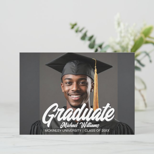 Anuncio Graduate Photo with Bold Script Graduation (Anverso de pie)