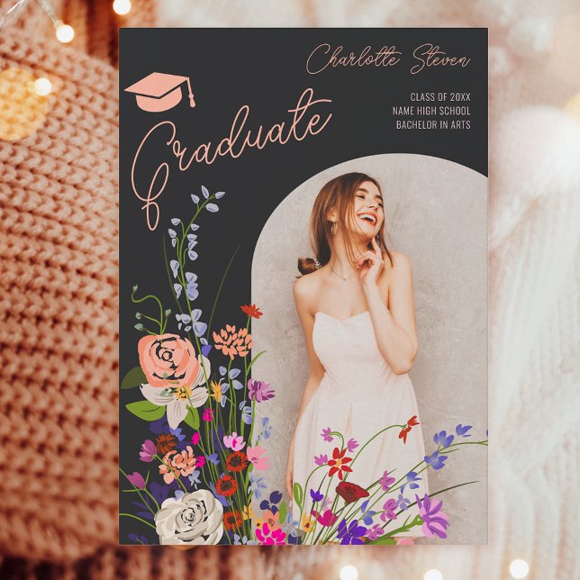 Anuncio Guión de flores silvestres moderno foto graduación (Modern wild flowers script photo dark graduation announcement)
