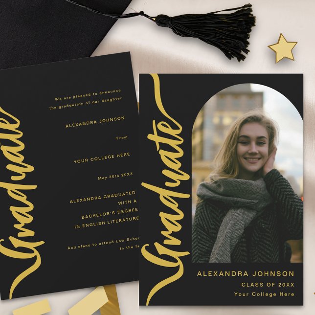 Anuncio Guión de foto de arte moderno para graduados (Modern graduate photo arch gold script stylish black Graduation announcement card)