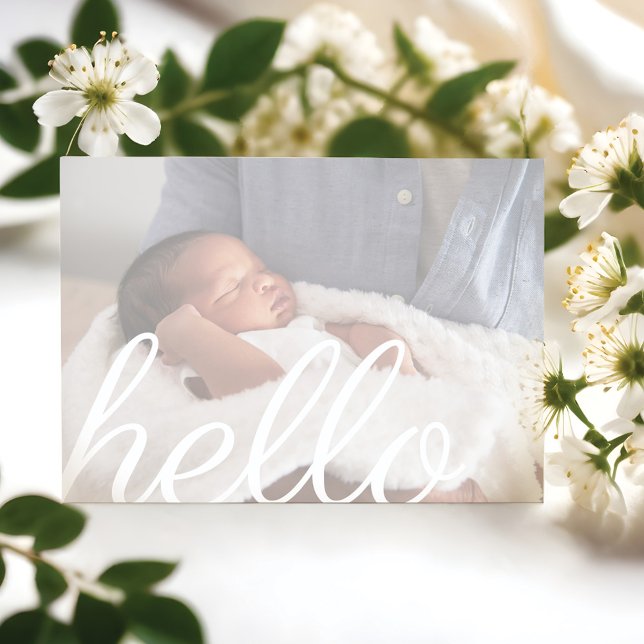 Anuncio Hola Moderno Guión Blanco Sobreposición de la foto (Hello Modern White Script Overlay Baby Photo Announcement)