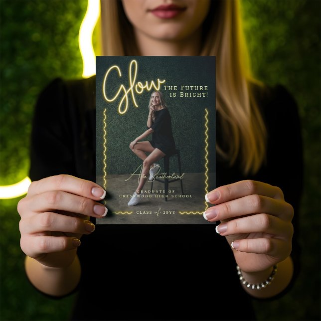 Anuncio Imagen de graduado con ondulación de neón amarillo (Modern Glow Script Yellow Neon Wavy Graduate Photo Announcement)