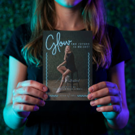 Anuncio Imagen de graduado de Neon Wavy de estilo moderno 