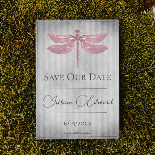 Anuncio La libélula guiñada rosa salva la fecha (Pink Jeweled Dragonfly Save the Date Wedding Announcement)