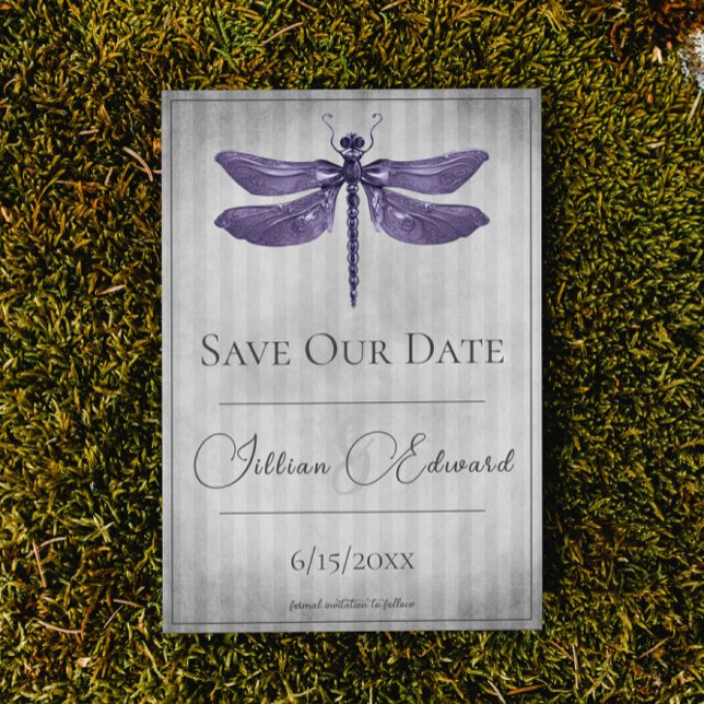 Anuncio La mosca dragona con yeso púrpura salva la fecha (Purple Jeweled Dragonfly Save the Date Wedding Announcement)