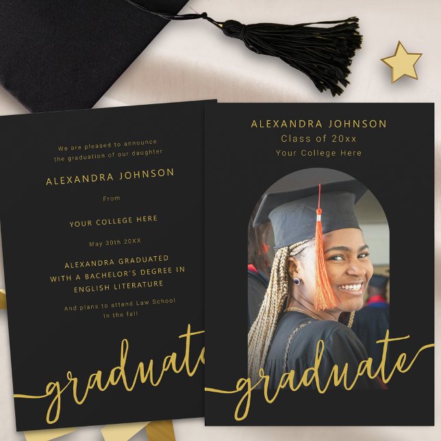 Anuncio Letra Moderna Arco Foto Graduación (Modern black and gold script photo arch graduation announcement card Stylish trendy elegant design)
