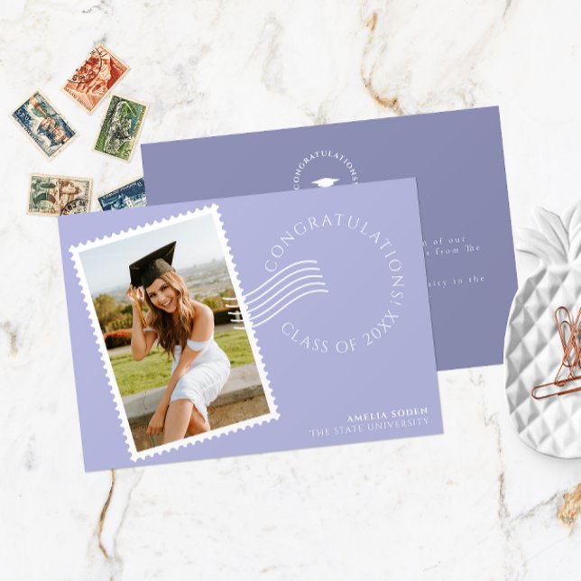 Anuncio Marco moderno de estampado de rehenes | Lilac Phot (Front and Back of a modern photo graduation announcement card with postage stamp frame in lilac.)