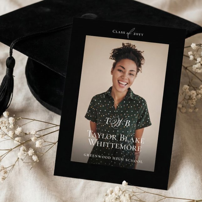 Anuncio Minimal Elegant Monogram Black Graduation Photo (Minimal Elegant Monogram Black Graduation Photo Announcement)