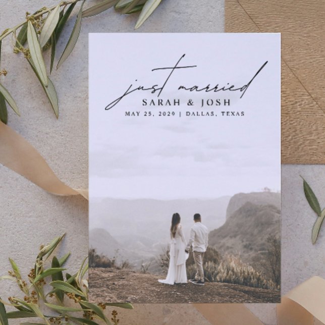 Anuncio Minimalista moderno recién casado Boda de fotograf (Easily personalize this modern wedding announcement with your photo and text for a personalized card)