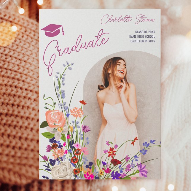 Anuncio Moda moderna de escritura de flores silvestres gra (Modern chic wild flowers script photo graduation announcement)