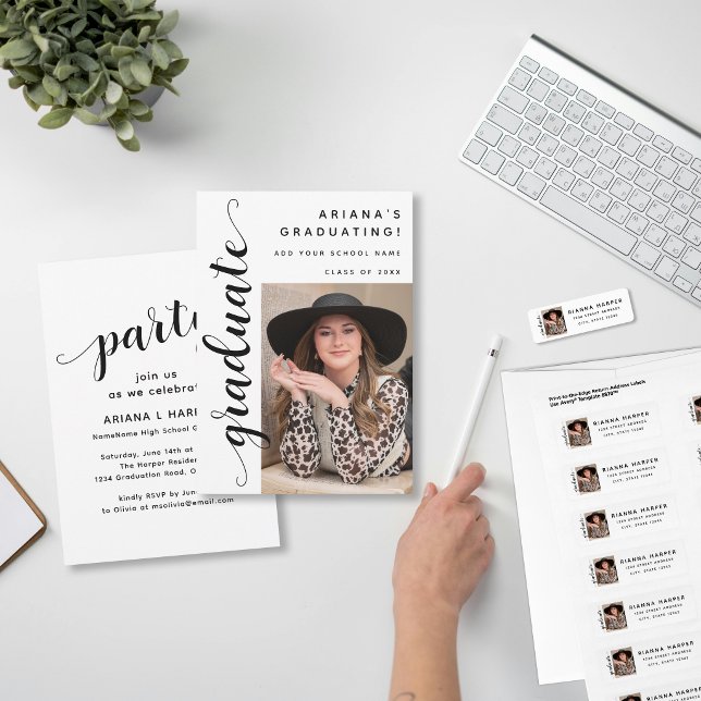 Anuncio Modern Black Script Photo Graduation Invitation (Subido por el creador)