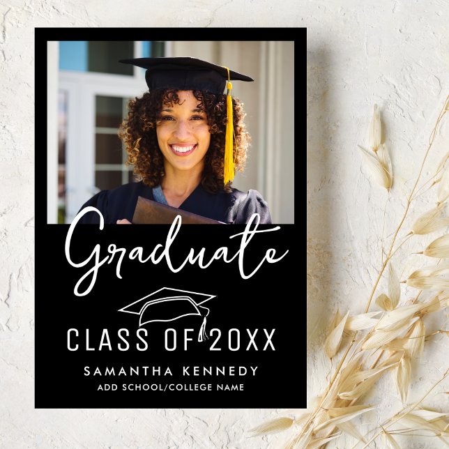 Anuncio Moderna clase blanca y negra de la foto de 2025 de (Modern Black & White Class of 2025 Grad Cap Photo Announcement
)
