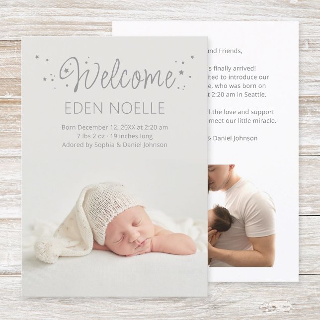 Anuncio Moderna elegancia Gris Stardust Caligrafía Bebé (Modern, elegant gray calligraphy with stars "Welcome" birth announcement flat card for new parents.)